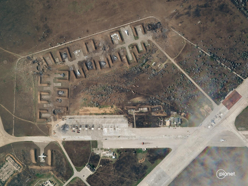 Zničená letecká základňa Saky na Kryme. FOTO: Reuters