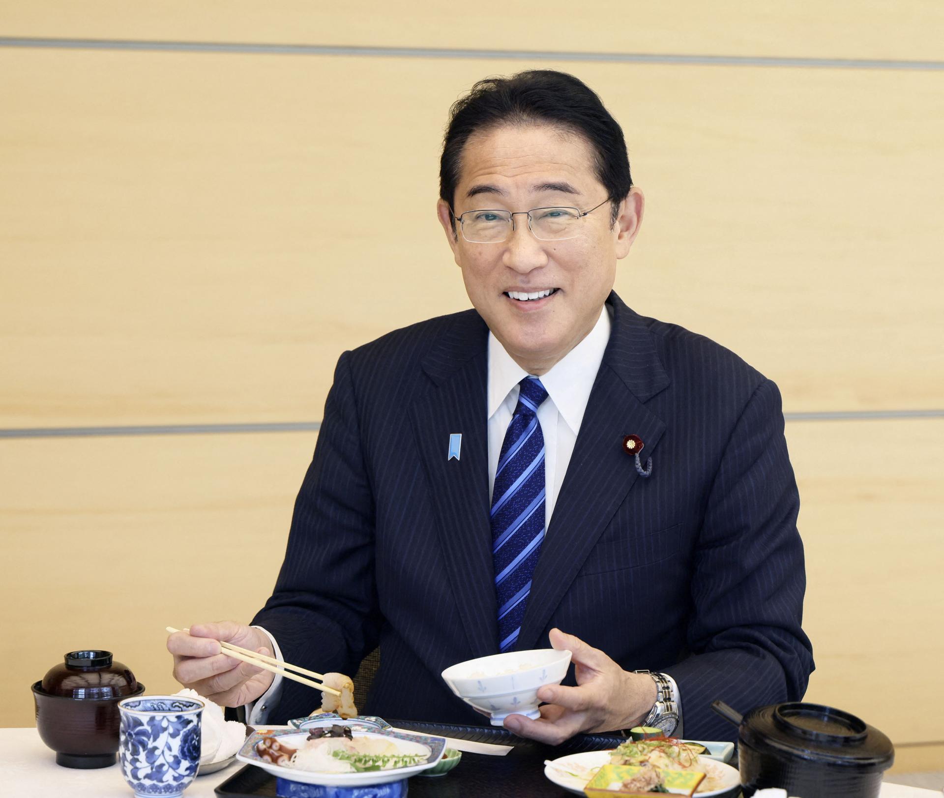 „Pozrite, nie je rádioaktívna.“ Japonský premiér jedol rybu z Fukušimy