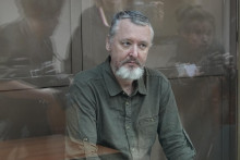 Bývalý separatistický veliteľ na Ukrajine a nacionalistický bloger Igor Girkin, známejšieho pod prezývkou Igor Strelkov, sedí na moskovskom súde. FOTO: TASR/AP