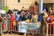 Nigérijčanky demonštrujú udieraním kuchynského náčinia na podporu pučistov pred veliteľstvom francúzskej armády v Niamey. FOTO: Reuters