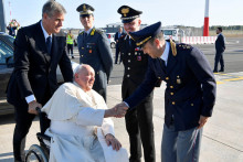 Pápež František prichádza na palubu pápežského lietadla pred svojou návštevou Mongolska na letisku Fiumicino v Ríme, Taliansko. FOTO: Reuters