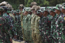 Indonézski, austrálski a singapurskí vojaci na otvorení vojenského cvičenia Super Garuda Shield na indonézskom ostrove Jáva. FOTO: AP