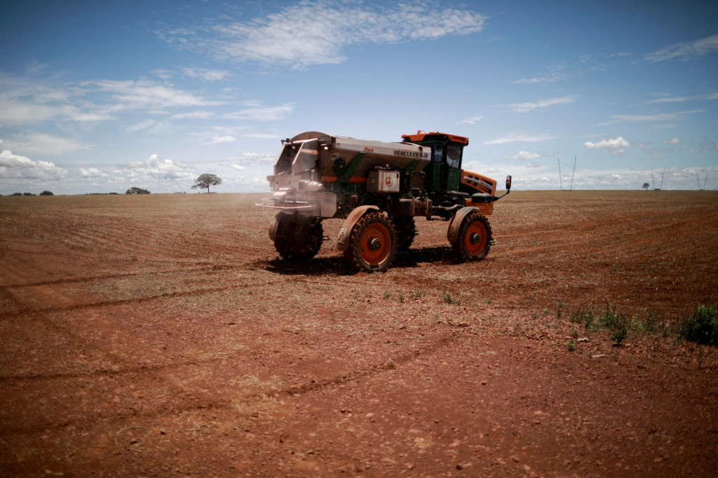 Traktor hnojí sójové pole v Brazílii. FOTO: Reuters