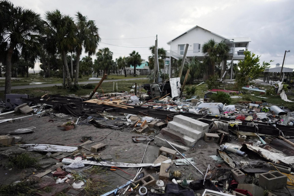 Schody z inej budovy ležia uprostred trosiek domu po vyčíňaní hurikánu Idalia na Floride. FOTO: TASR/AP