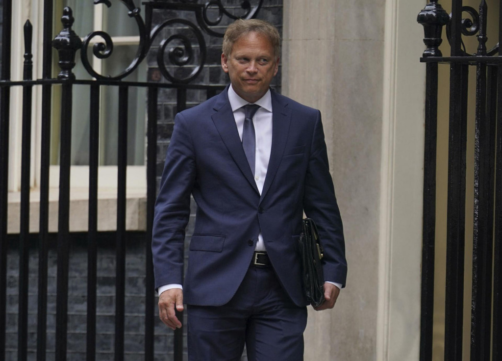 Grant Shapps odchádza z Downing Street 10 v Londýne. FOTO: TASR/AP