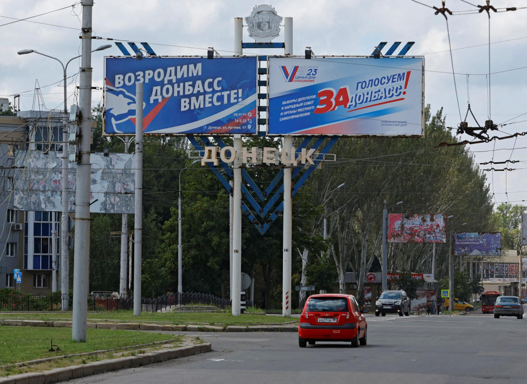 Transparenty s nápisom ”Oživme spolu Donbas!” a ”Voľte Donbas!” inštalovaný pre nadchádzajúce regionálne voľby plánované orgánmi dosadenými Ruskom v rámci rusko-ukrajinského konfliktu v Doneckej oblasti. FOTO: Reuters