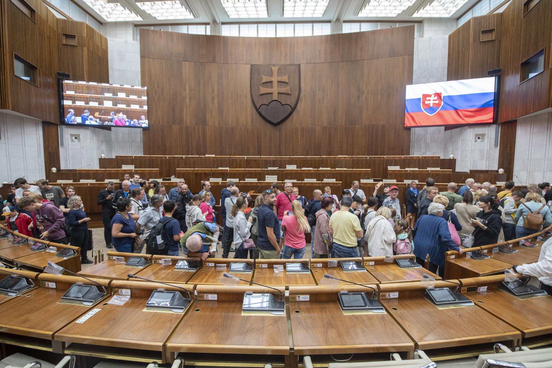 Deň otvorených dverí v parlamente: Ľudí zaujala rokovacia sála aj policajná ukážka