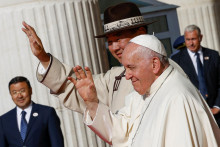 Pápež František na návšteve v Mongolsku. FOTO: REUTERS