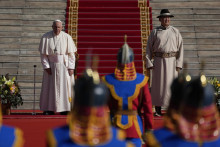 Pápež František a mongolský prezident Ukhnaagiin Khürelsükh počas stretnutia v Ulánbátare. FOTO: TASR/AP