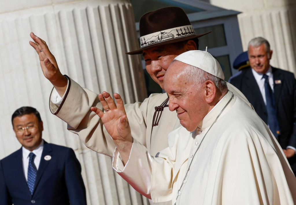 Pápež František na návšteve v Mongolsku. FOTO: REUTERS