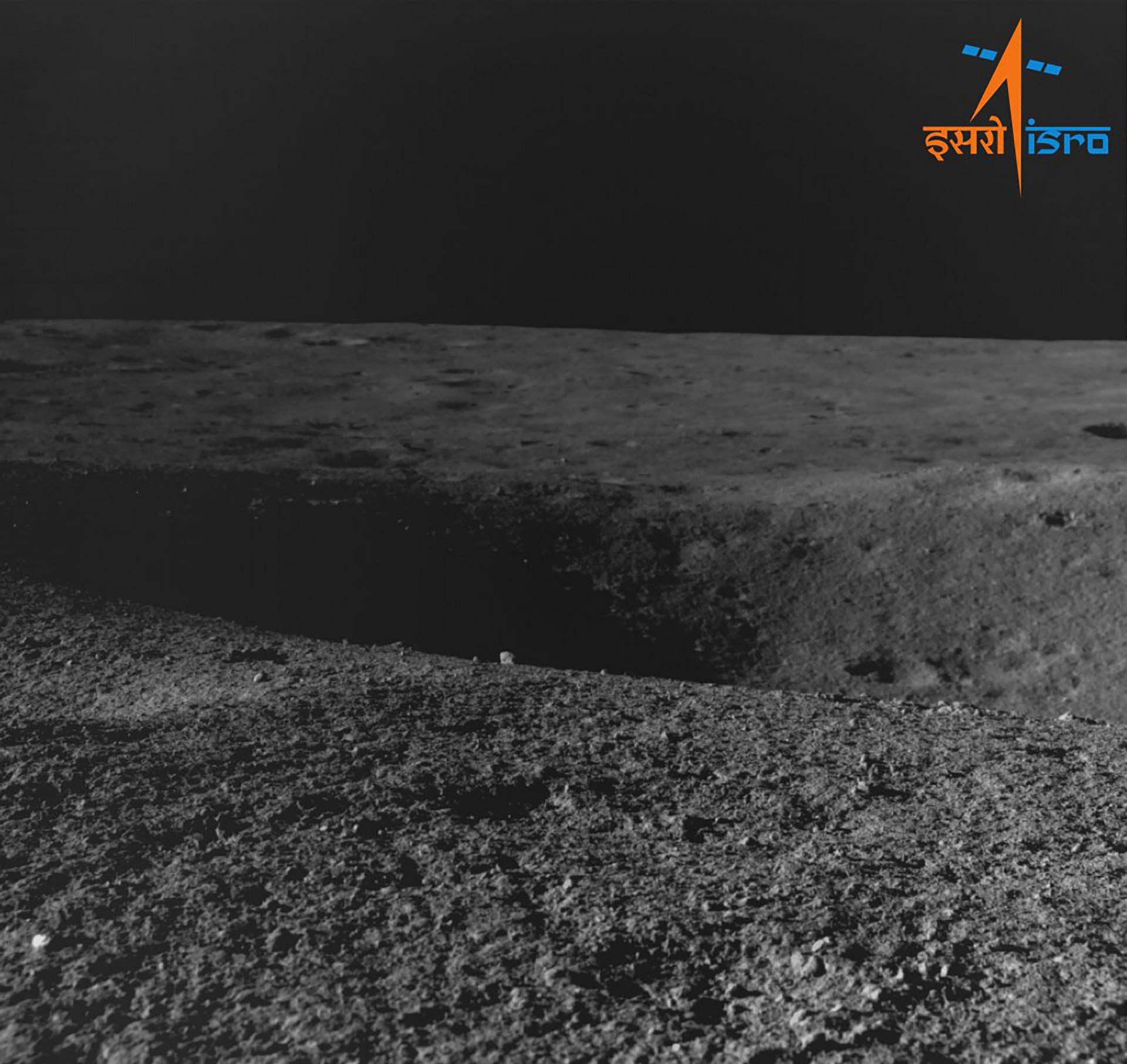 Indický rover ukončil činnosť pred príchodom lunárnej noci, čakajú kým sa prebudí