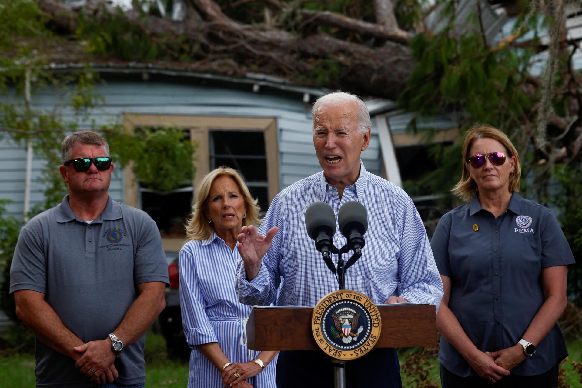 Biden na Floride po hurikáne upokojoval obyvateľov. Guvernér návštevu kritizoval, spomaľuje záchranné práce