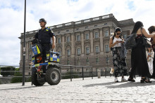 Policajt hliadkuje pred parlamentom v Štokholme. FOTO: TASR/A