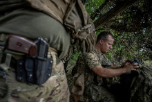 Ukrajinský vojak obsluhuje dron FPV zo svojej pozície v prvej línii. FOTO: Reuters