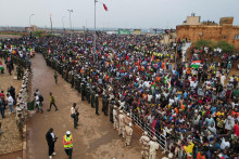 Tisíce Nigérijčanov sa zhromažďujú pred veliteľstvom francúzskej armády na podporu vojakov pučistov a žiadajú odchod francúzskej armády. FOTO: Reuters