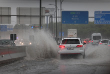 Vozidlo prešlo veľkou mlákou vody spôsobenou silným dažďom po výstrahe španielskej Štátnej meteorologickej agentúry pred silnými búrkami v Madride. FOTO: Reuters
