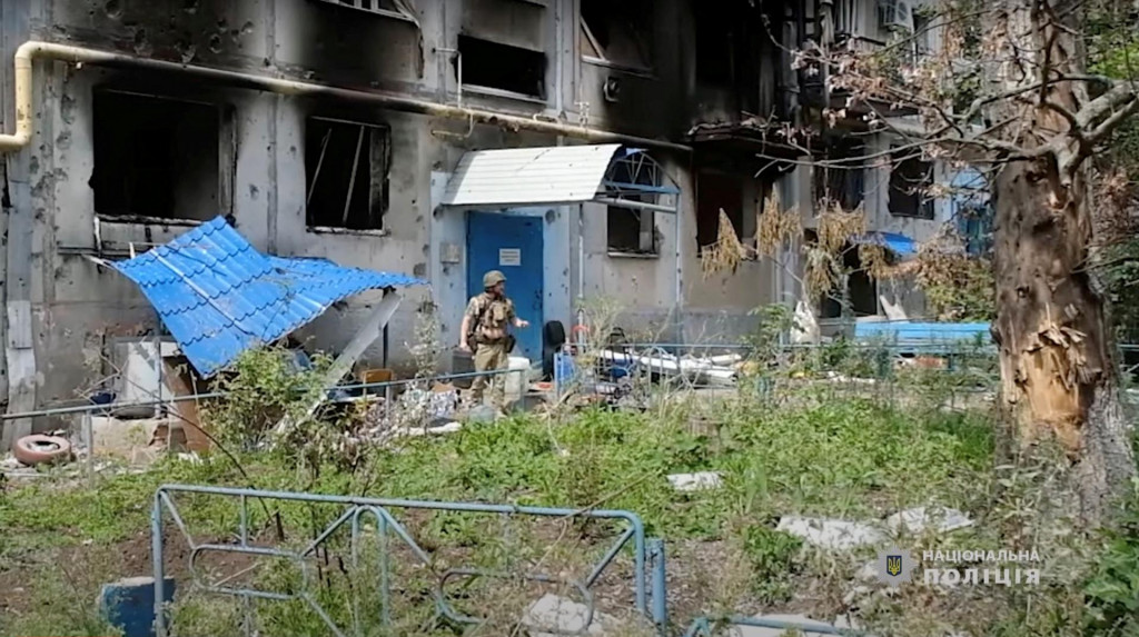 Poškodená budova vo Vuhledare v Doneckej oblasti na Ukrajine. FOTO: Reuters