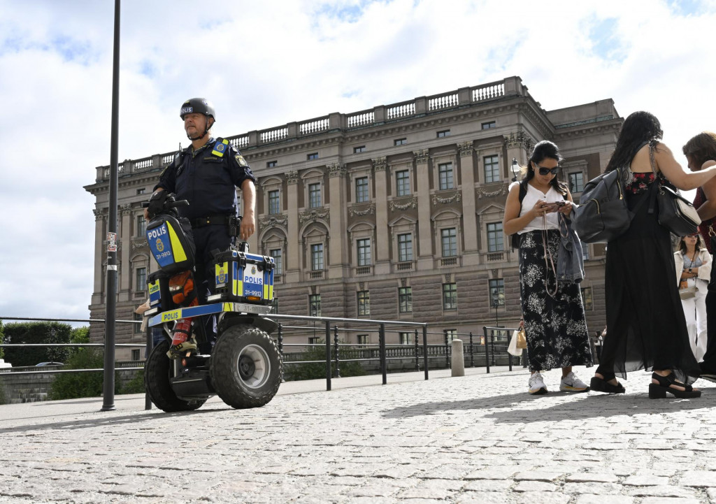 Policajt hliadkuje pred parlamentom v Štokholme. FOTO: TASR/A