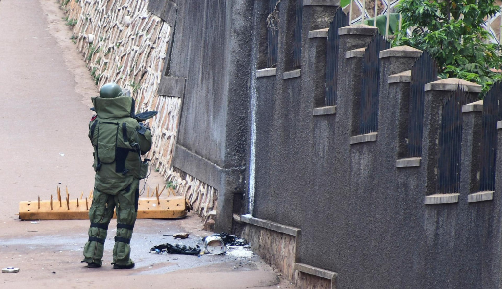 Expert na zneškodňovanie bômb oblečený vo svojom ochrannom obleku hodnotí scénu po riadenej detonácii výbušného zariadenia pred kostolom. FOTO: Reuters