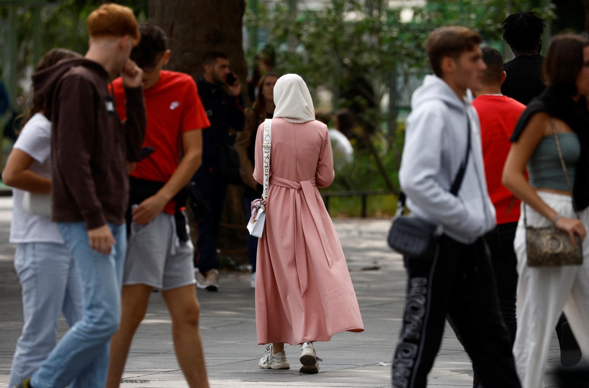 Francúzske úrady kontrolujú zákaz nosenia odevov abája v školách