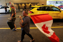 Demonštranti proti kanadskému premiérovi Justinovi Trudeauovi vo Vancouveri v Kanade 25. augusta 2023. FOTO: REUTERS/Chris Helgren