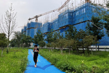Stavbe obytných budov čínskeho developera Country Garden v čínskom Pekingu 11. augusta 2023. FOTO: REUTERS