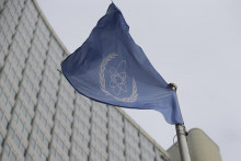 Vlajka Medzinárodnej agentúry pre atómovú energiu veje pred sídlom vo Viedni. FOTO: TASR/AP