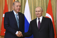 Ruský prezident Vladimir Putin (vpravo) a turecký prezident Recep Tayyip Erdogan počas stretnutia v čiernomorskom letovisku Soči. FOTO: TASR/AP