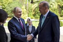 Ruský prezident Vladimir Putin víta tureckého prezidenta Recepa Tayyipa Erdogana v čiernomorskom letovisku Soči. FOTO: TASR/AP