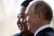 Vladimir Putin a Kim Čong-un. FOTO: REUTERS