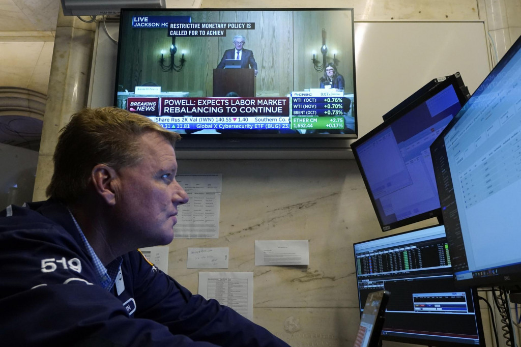 Na televíznej obrazovke šéf Americkej centrálnej banky (Fed) Jerome Powell na newyorskej burze. FOTO: TASR/AP