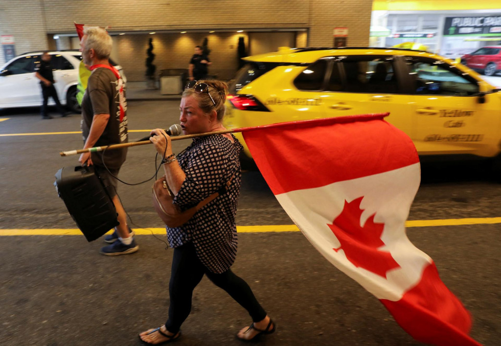 Demonštranti proti kanadskému premiérovi Justinovi Trudeauovi vo Vancouveri v Kanade 25. augusta 2023. FOTO: REUTERS/Chris Helgren