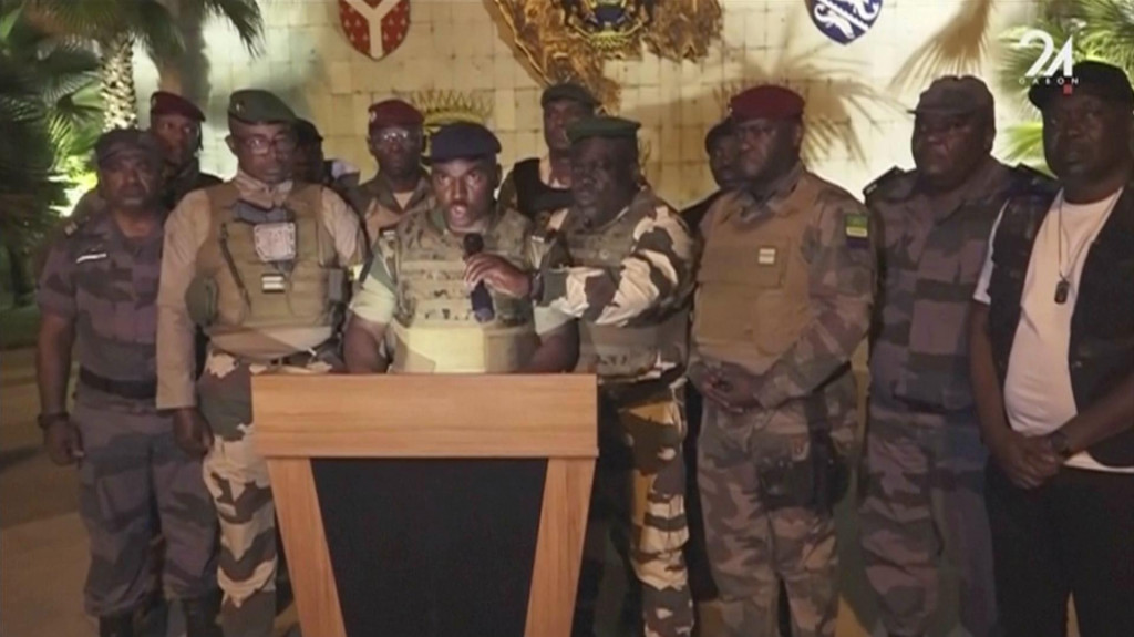 Vojaci v západoafrickom Gabone vystúpili v stredu 30. augusta 2023 v miestnej televízii a ohlásili prevzatie moci, anulovanie výsledkov nedávnych prezidentských volieb, ako aj rozpustenie ”všetkých inštitúcií” v krajine. FOTO: TASR/AP