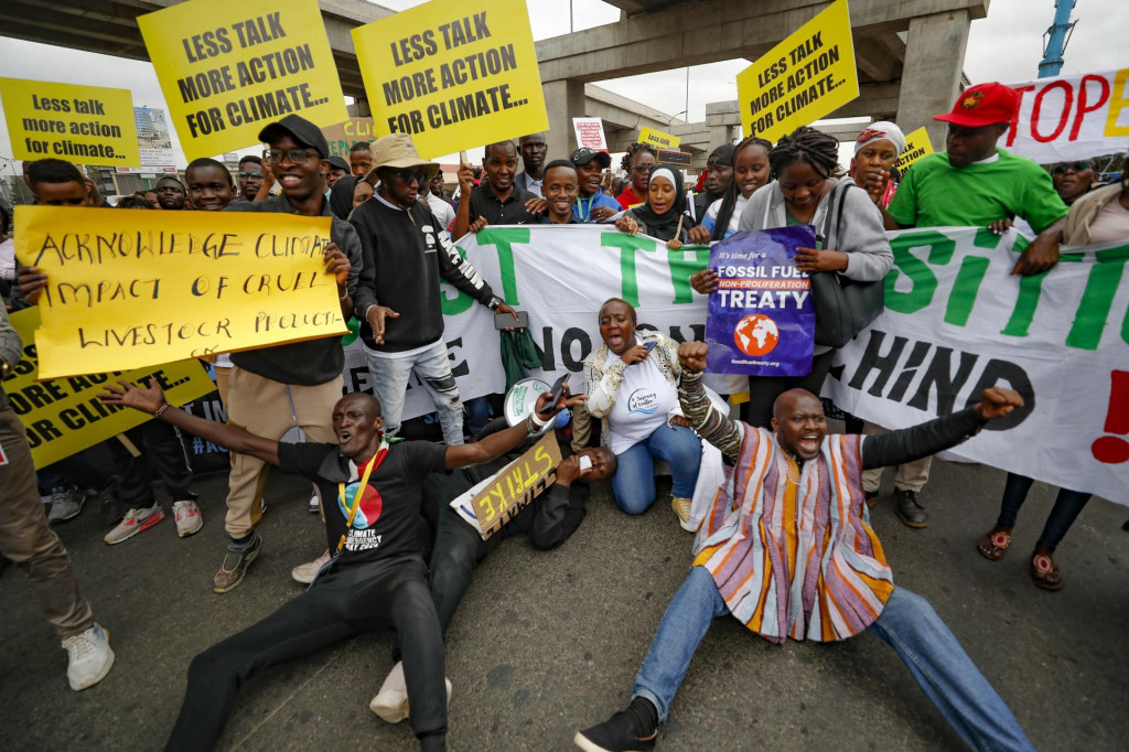 Demonštranti požadujú opatrenia v oblasti zmeny klímy počas protestu, ktorý sa konal v úvodný deň Afrického klimatického summitu v Nairobi. FOTO: TASR/AP