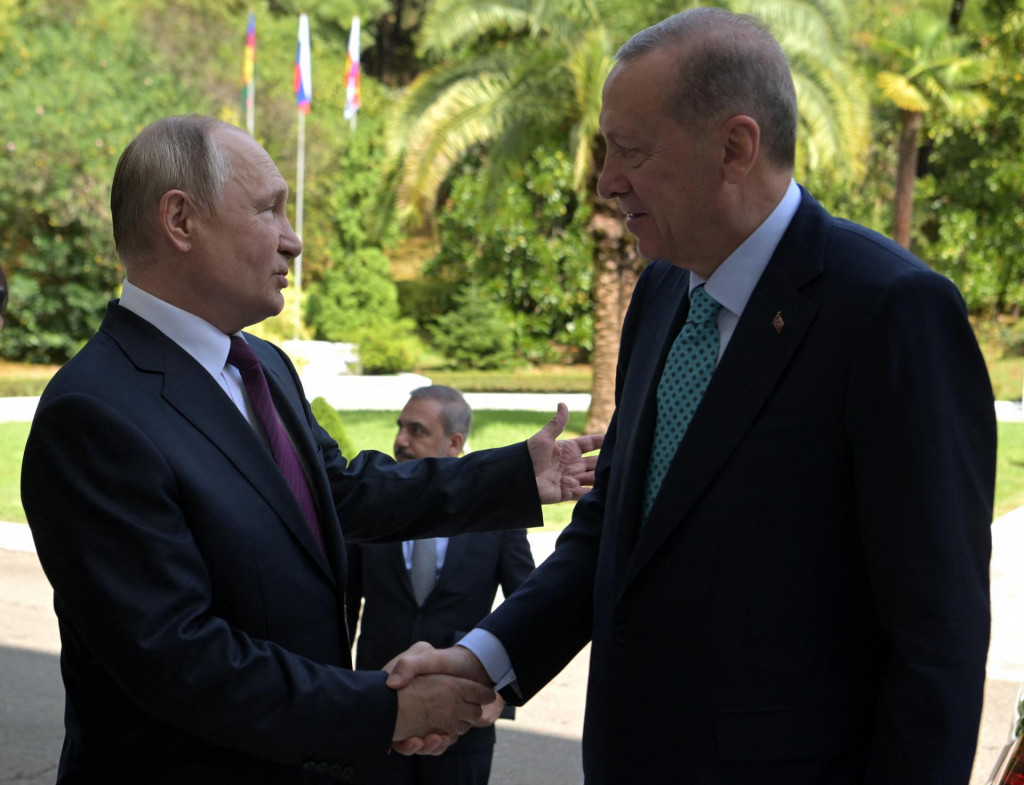 Ruský prezident Vladimir Putin víta tureckého prezidenta Tayyipa Erdogana. Erdogan, ktorý predtým zohral významnú úlohu pri presviedčaní Putina, aby dohodu dodržal, a OSN sa teraz opäť snažia Putina presvedčiť, aby sa k obilnej dohode vrátil. FOTO: Reuters