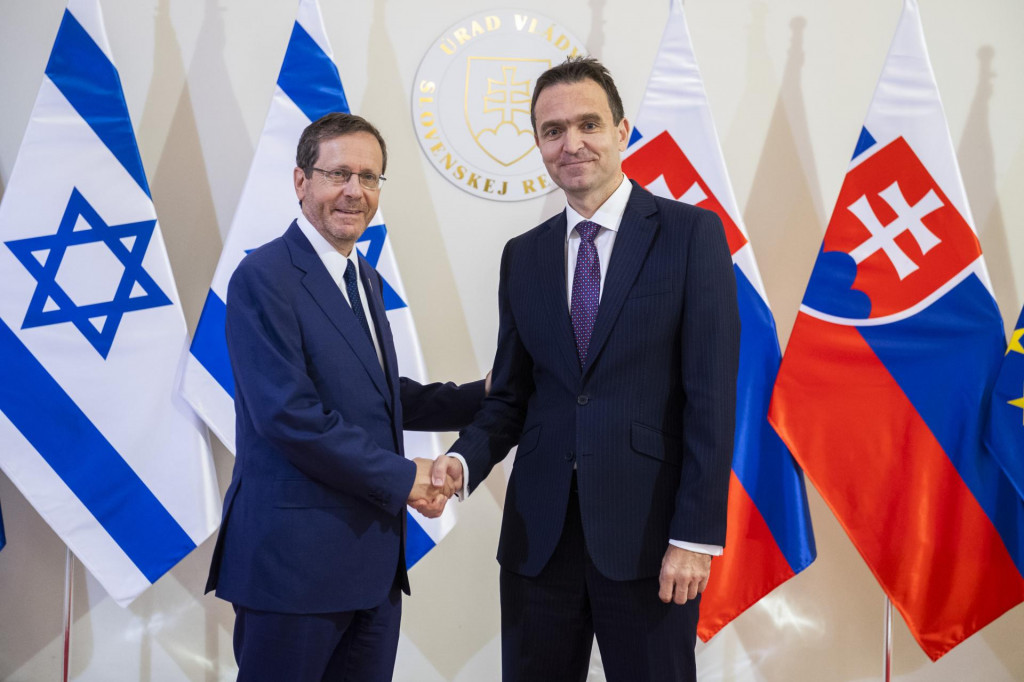 Izraelský prezident Jicchak Herzog a predseda vlády Ľudovít Ódor. FOTO: TASR/Jaroslav Novák