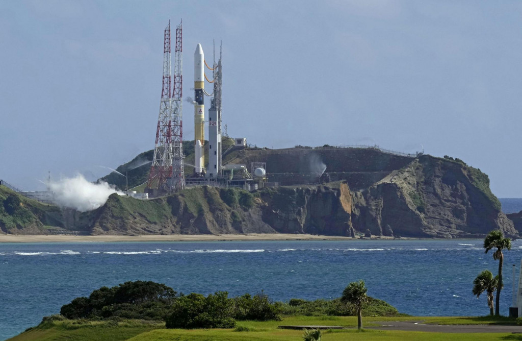 Nosná raketa H2A číslo 47 na štartovacej rampe vo vesmírnom stredisku Tanegašima na rovnomennom ostrove v Japonsku. FOTO: Reuters