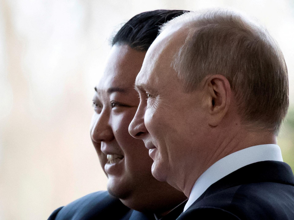 Vladimir Putin a Kim Čong-un. FOTO: REUTERS
