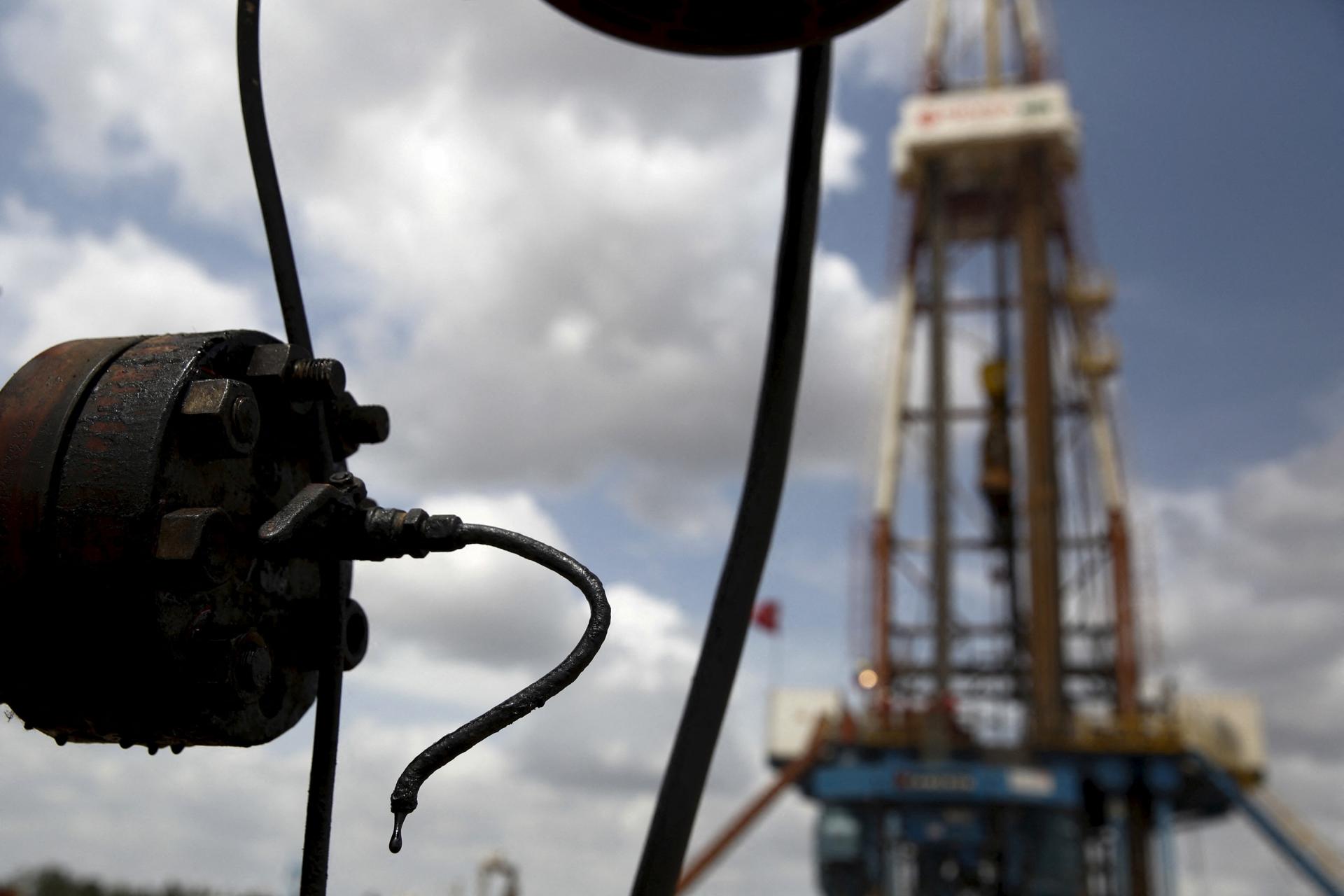 Ceny ropy vzrástli približne o dve percentá, Brent prekonal 90 dolárov za barel