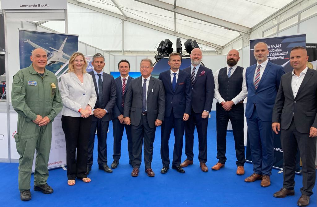 Zbrojárska spoločnosť Leonardo podpísala dohody s tromi slovenskými firmami