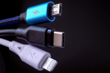 Typy konektorov: zhora micorUSB, USB-C a lightning konektor.