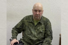 Surovikinovo prepustenie prichádza krátko po tom, čo pri páde svojho súkromného lietadla v Tverskej oblasti zahynul šéf Wagnerovej skupiny Jevgenij Priogžin. FOTO: TASR/AP