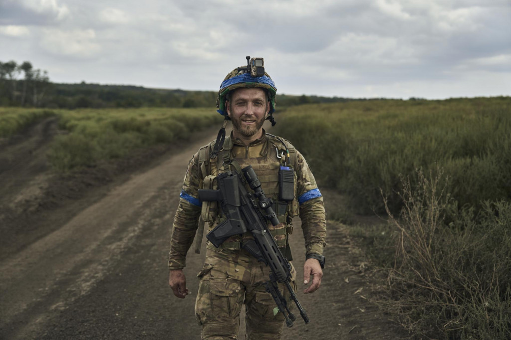 Vojak 3. samostatnej ukrajinskej útočnej brigády kráča po ceste pri meste Bachmut v Doneckej oblasti na východe Ukrajiny počas prudkých bojov medzi ukrajinskou a ruskou armádou v pondelok 4. septembra 2023. FOTO: TASR/AP

