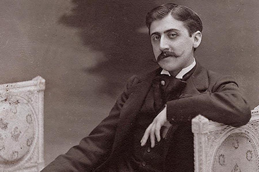 Posledné tri roky strávil vo vlastnej spálni. Proustovo dielo má dodnes povesť čítania, ktoré desí