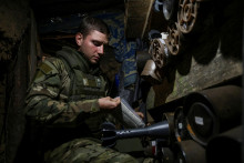 Ukrajinský vojak na fronte v Záporožskej oblasti. FOTO: Reuters