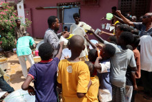 Dobrovoľníci rozdávajú jedlo v Omdurmane, Sudán. FOTO: Reuters