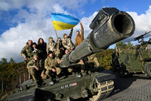 Výcvik ukrajinských vojakov na tankoch Challenger v Británii. FOTO: Reuters