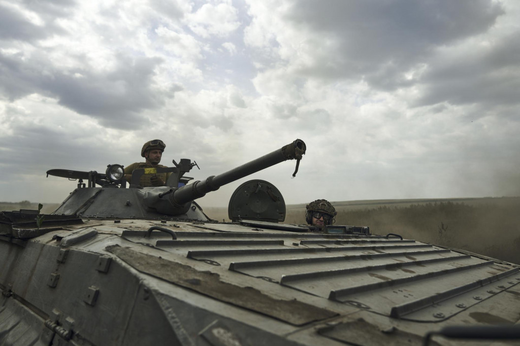 Vojak 3. ukrajinskej samostatnej útočnej brigády riadi obrnené vozidlo neďaleko mesta Bachmut, miesta prudkých bojov medzi ukrajinskou a ruskou armádou, ktoré sa nachádza v Doneckej oblasti na východe Ukrajiny. FOTO: TASR/AP
