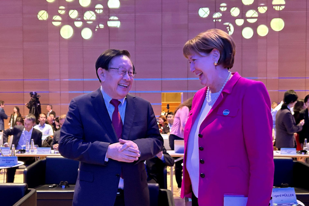 Bývalý čínsky minister pre vedu Wan Gang rokuje s predsedníčkou Nemeckej asociácie automobilového priemyslu Hildegard Mueller na Svetovom kongrese nových energetických vozidiel počas autosalónu IAA Mobility v roku 2023 v Mníchove. FOTO: REUTERS