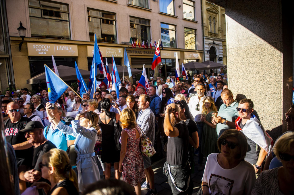 Účastníci počas protestu proti aktuálnej reklamnej kampani bratislavského Divadla Pavla Országha Hviezdoslava na novú divadelnú sezónu. FOTO: TASR/Jakub Kotian